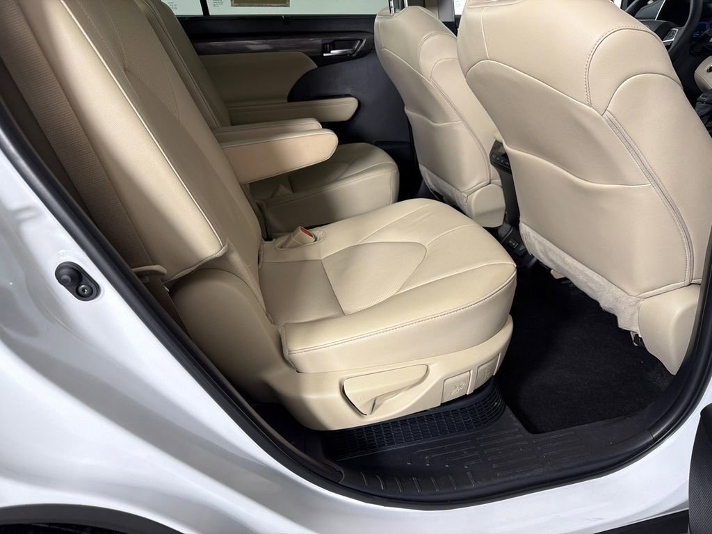 Used 2025 Toyota Highlander Limited image 16