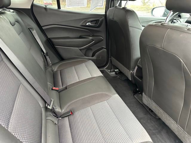 Used 2025 Chevrolet Trax LT FWD image 17