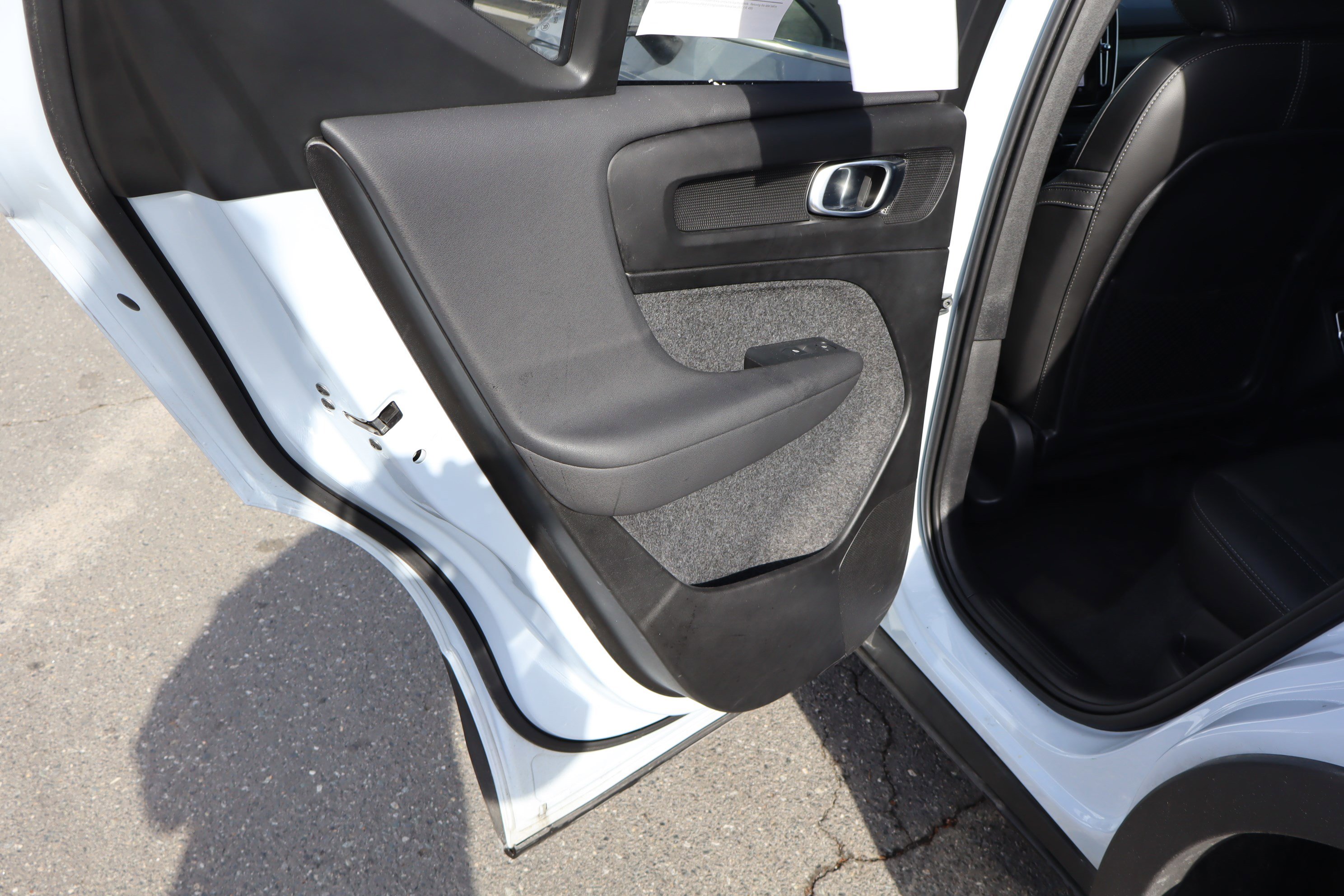 Used 2025 Volvo XC40 B5 Core image 30