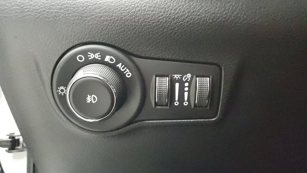 Used 2026 Jeep Compass Latitude AWD/4WD image 22