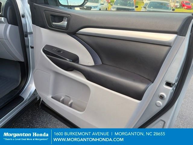 Used 2017 Toyota Highlander XLE w/ Carpet Mat Package AWD/4WD image 42