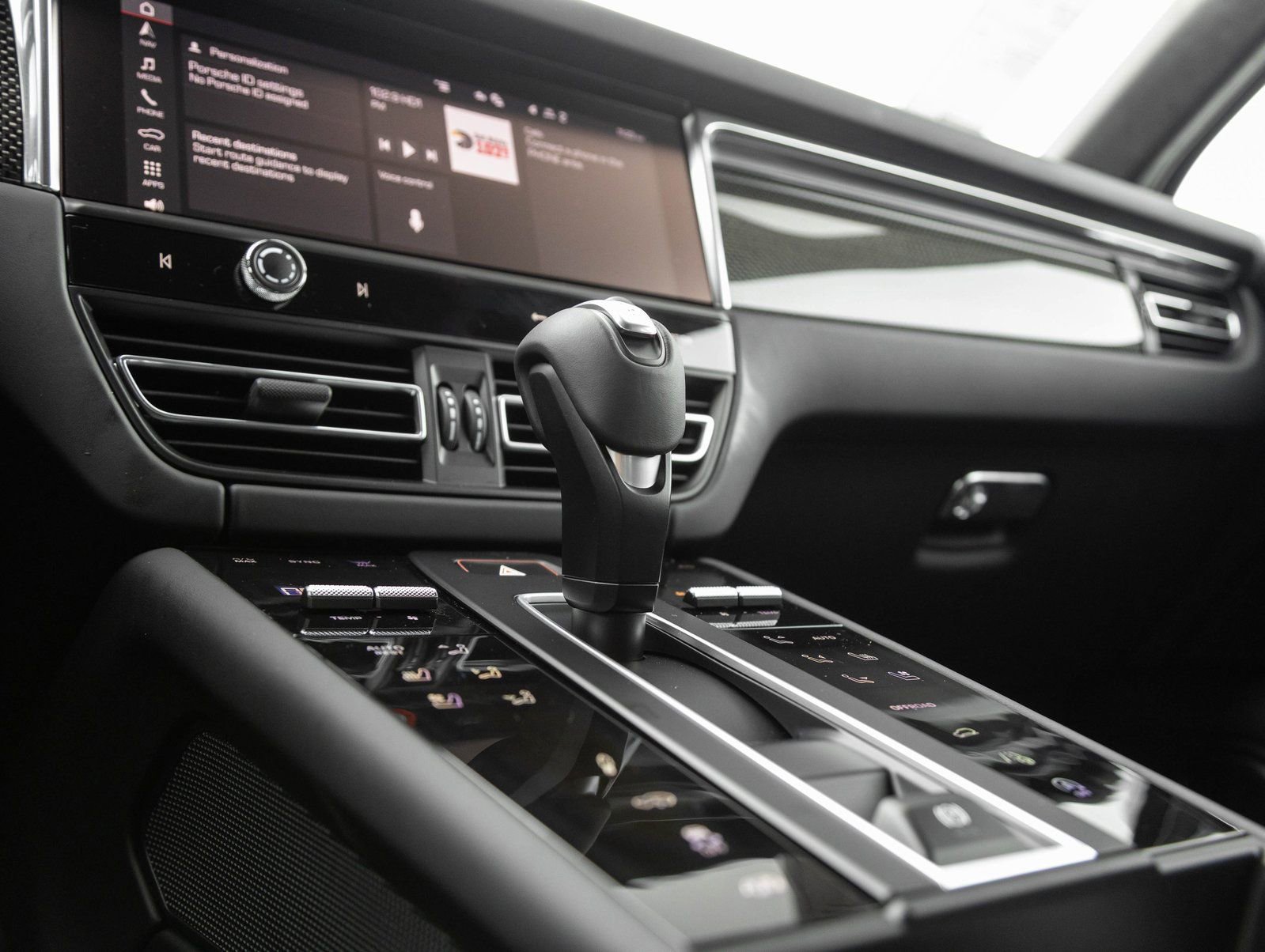 New 2026 Porsche Macan GTS image 27