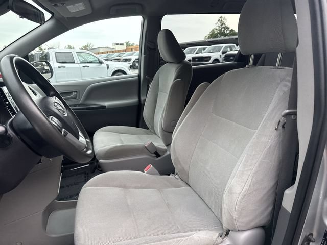 Used 2020 Toyota Sienna L FWD image 11