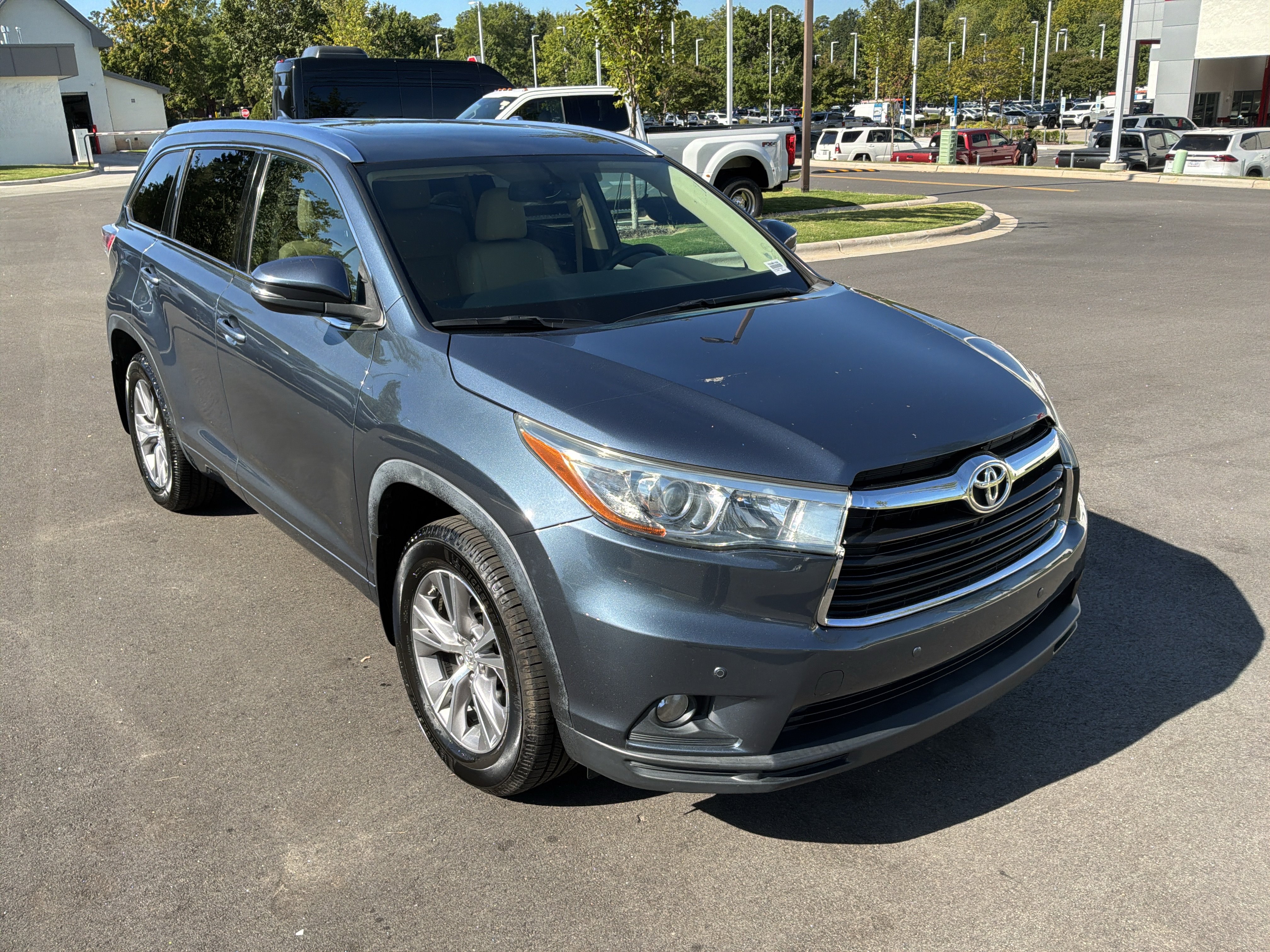 Used 2015 Toyota Highlander XLE AWD/4WD image 2
