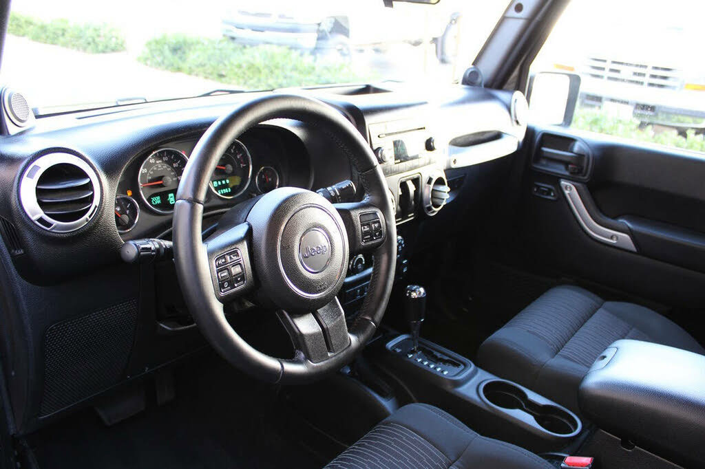Used 2011 Jeep Wrangler Sahara w/ Connectivity Group AWD/4WD image 31