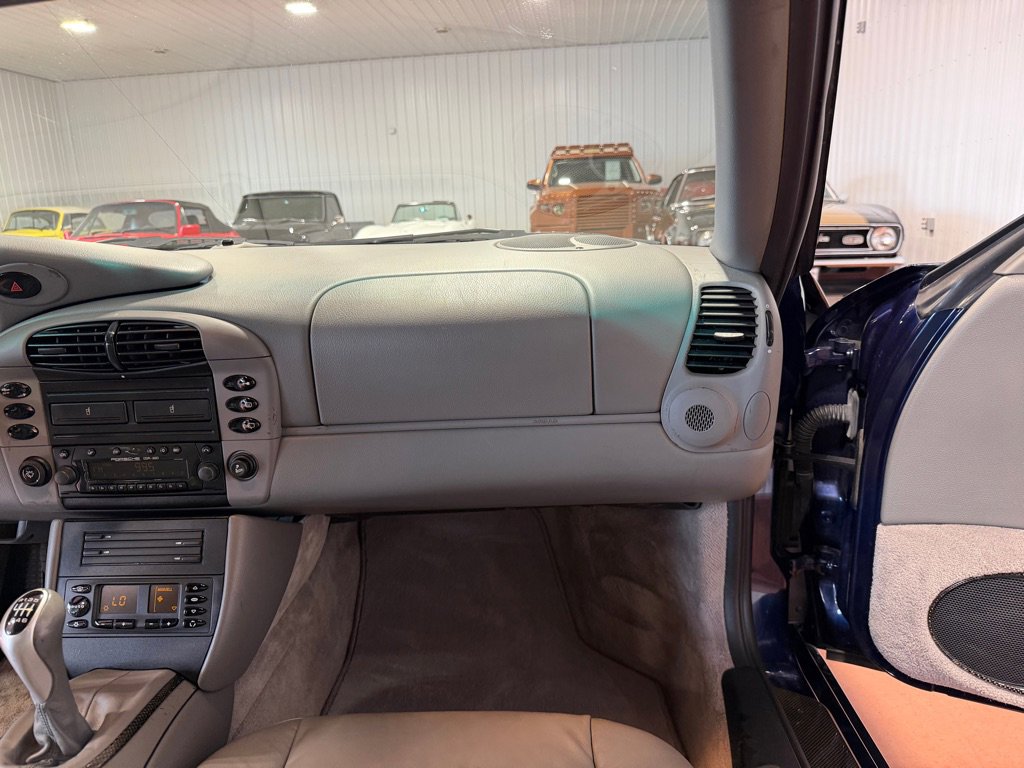 Used 2001 Porsche 911 Carrera 4 image 25