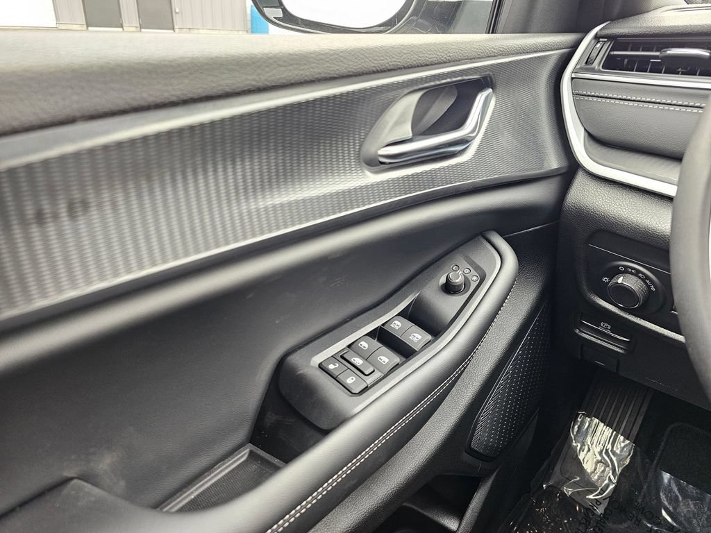 New 2025 Jeep Grand Cherokee L Altitude AWD/4WD image 28