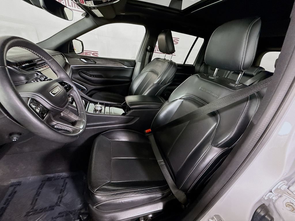 Used 2022 Jeep Grand Cherokee Overland AWD/4WD image 28