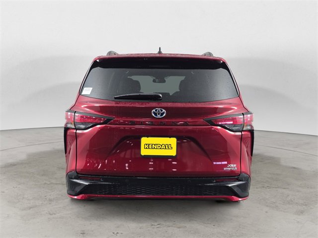 Used 2022 Toyota Sienna XSE image 4