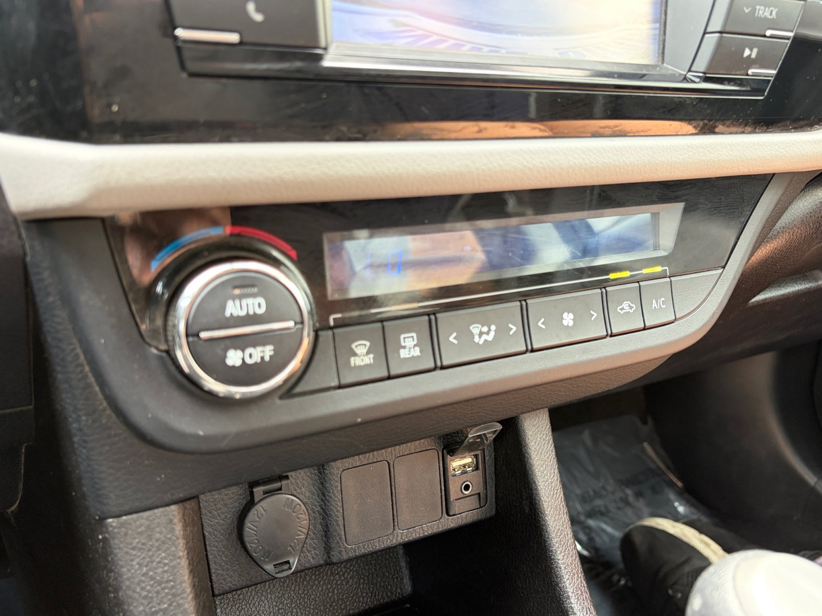 Used 2016 Toyota Corolla LE FWD image 23