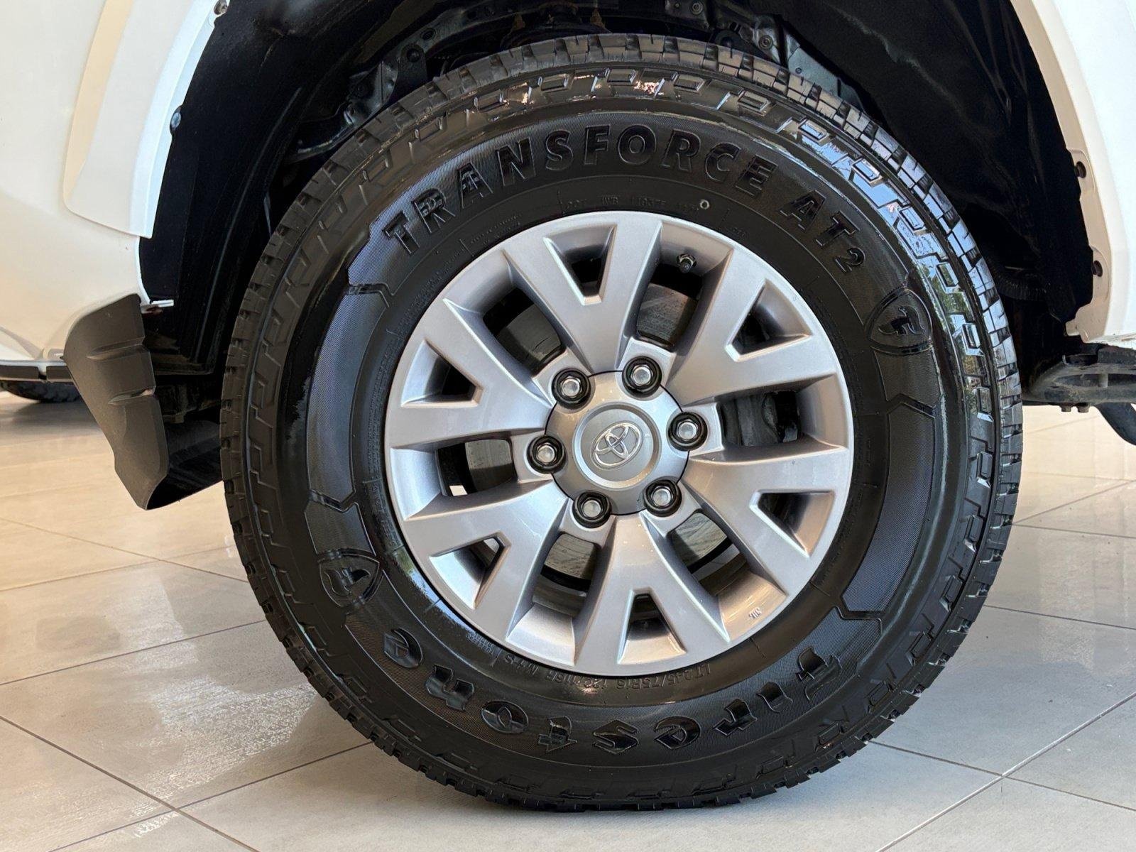 Used 2018 Toyota Tacoma SR5 AWD/4WD image 11