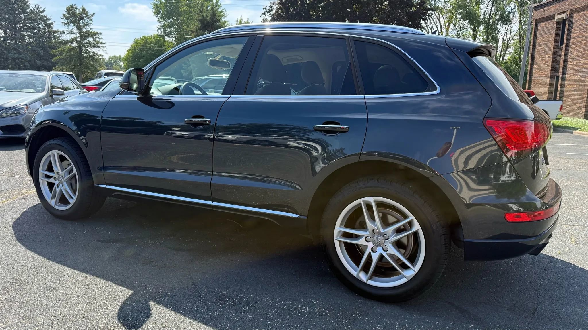Used 2017 Audi Q5 2.0T Premium Plus w/ Technology Package image 3