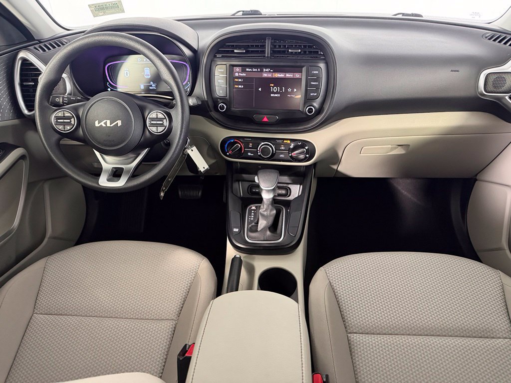 Used 2025 Kia Soul LX w/ LX Technology Package FWD image 14