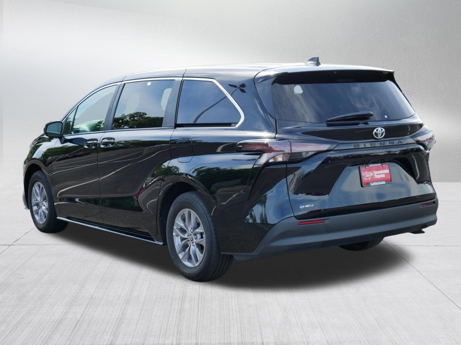 Certified 2026 Toyota Sienna LE FWD image 5