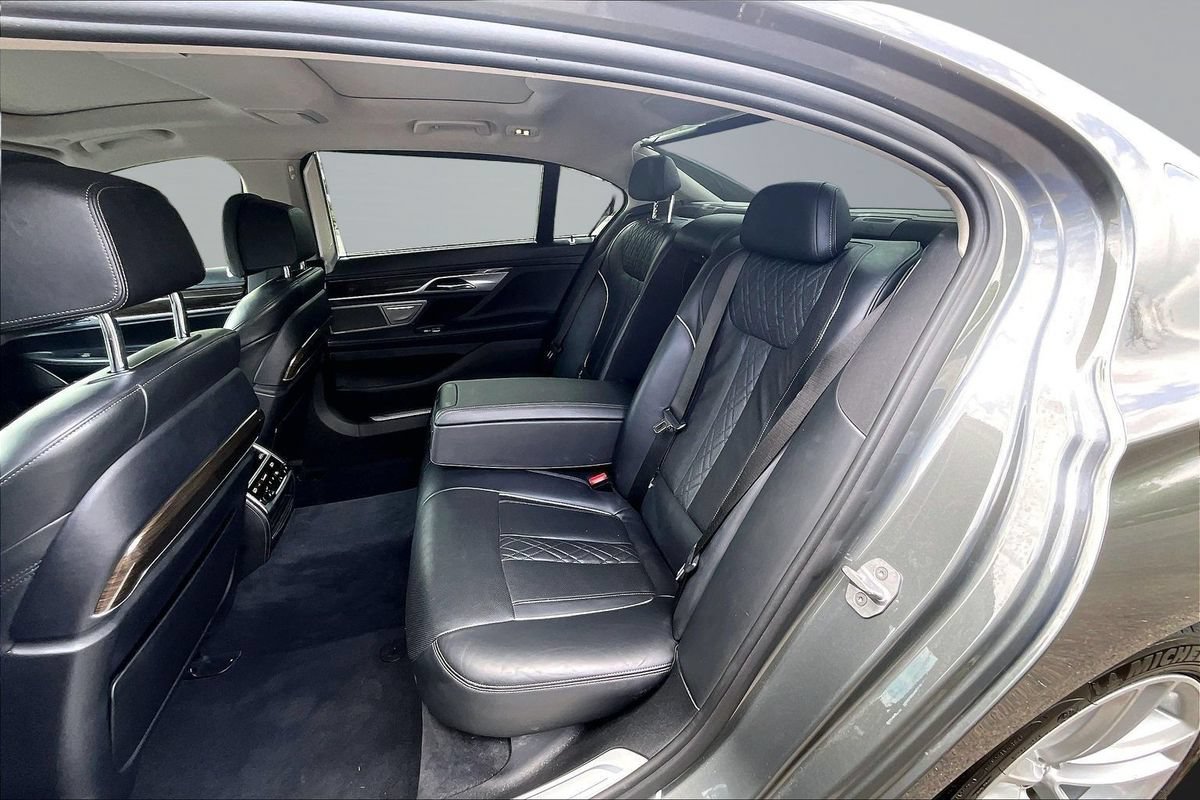 Used 2018 BMW 750i xDrive AWD/4WD image 17