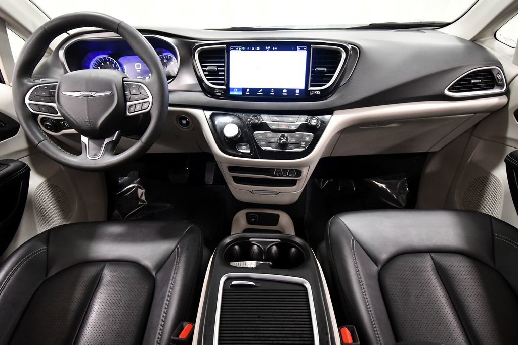 Used 2024 Chrysler Pacifica Touring-L FWD image 3