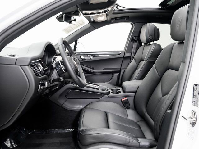 Certified 2025 Porsche Macan image 6