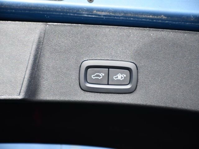 Certified 2025 Volvo XC40 B5 Plus AWD/4WD image 26