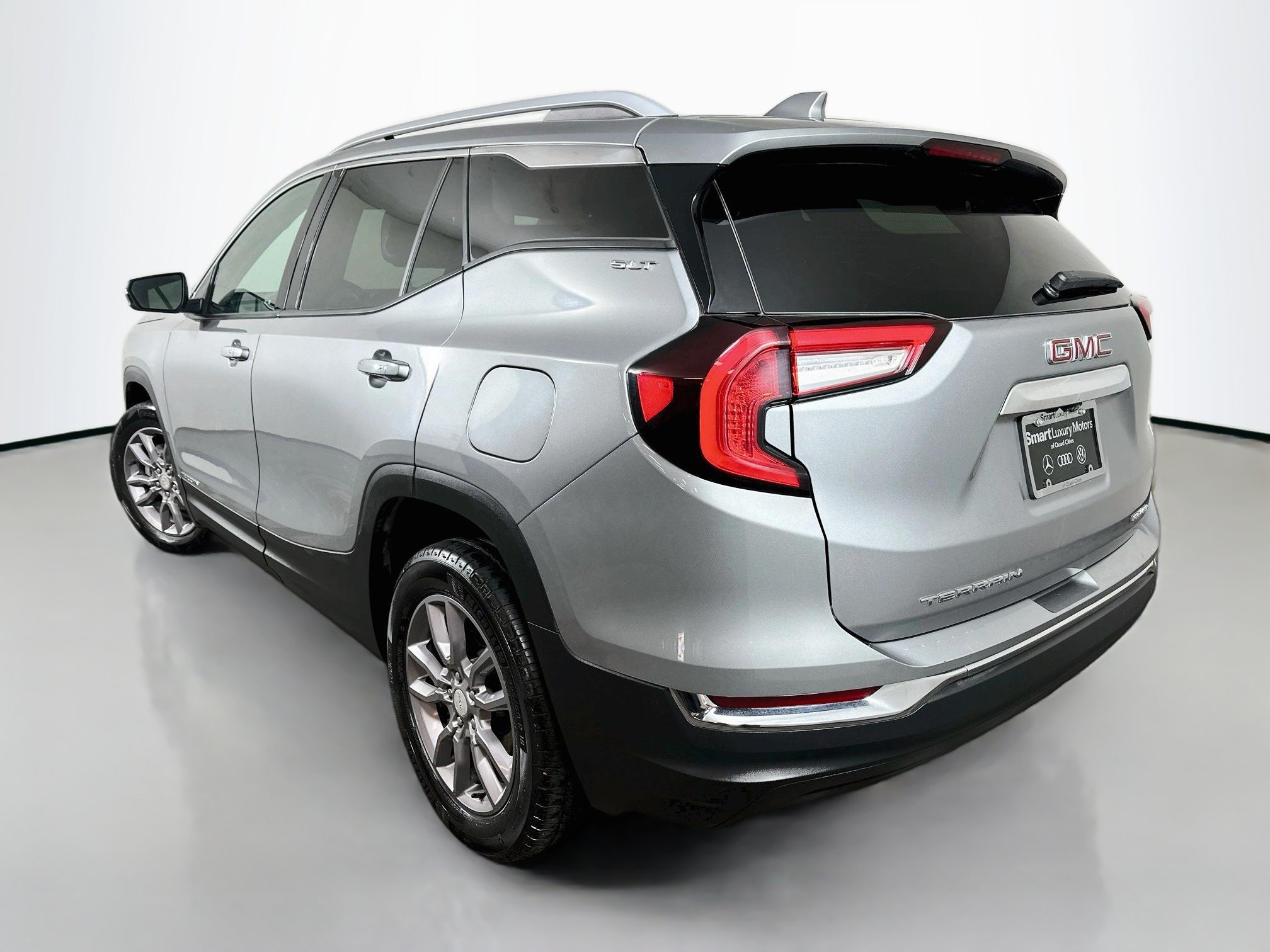 Used 2024 GMC Terrain SLT AWD/4WD image 5
