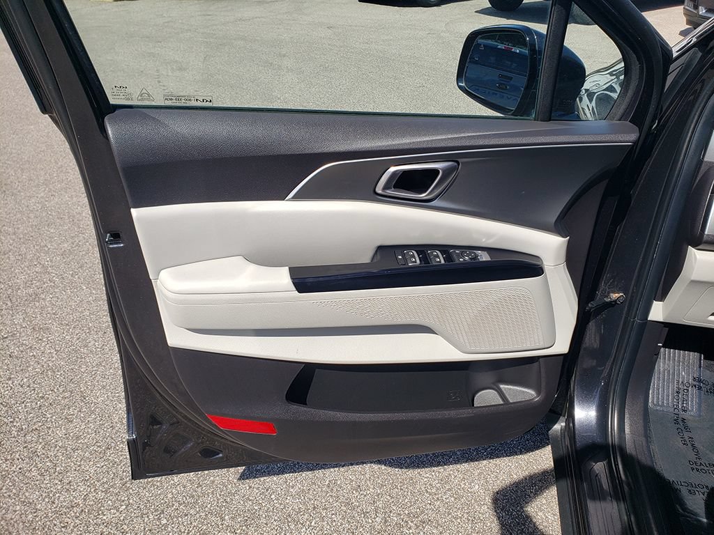 Used 2022 Kia Carnival LX FWD image 10