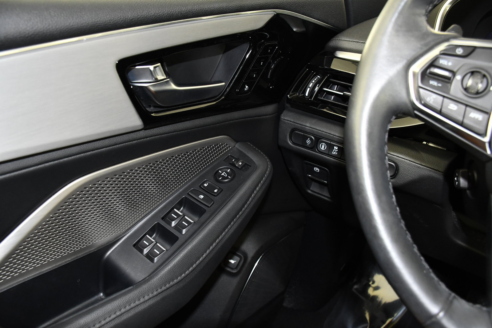 Certified 2024 Acura MDX SH-AWD image 31
