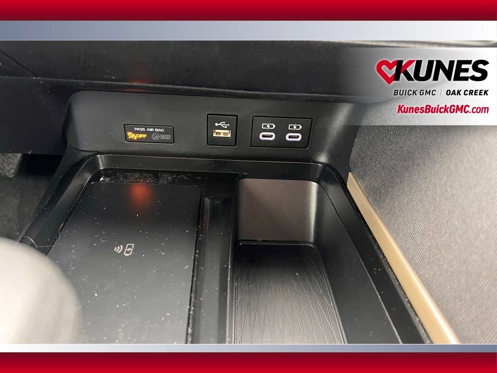 Used 2025 Toyota Camry SE image 14