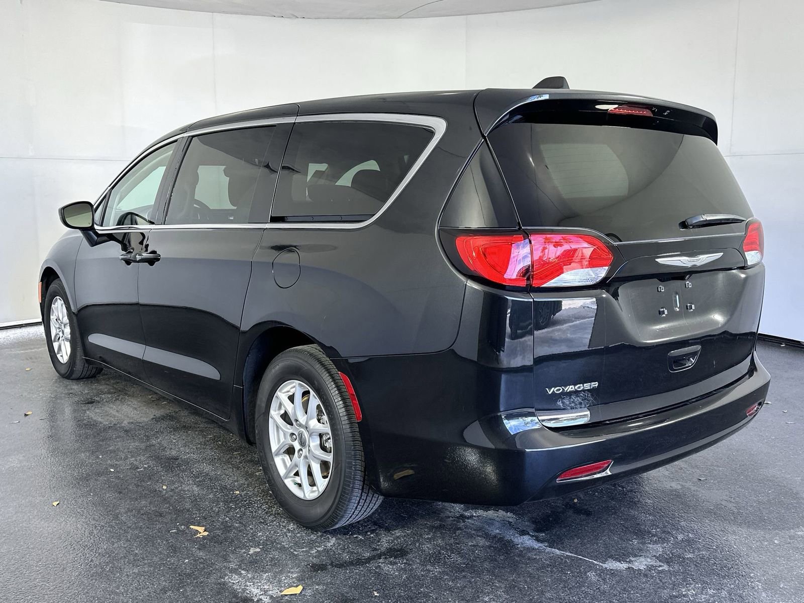 Used 2023 Chrysler Voyager LX image 9