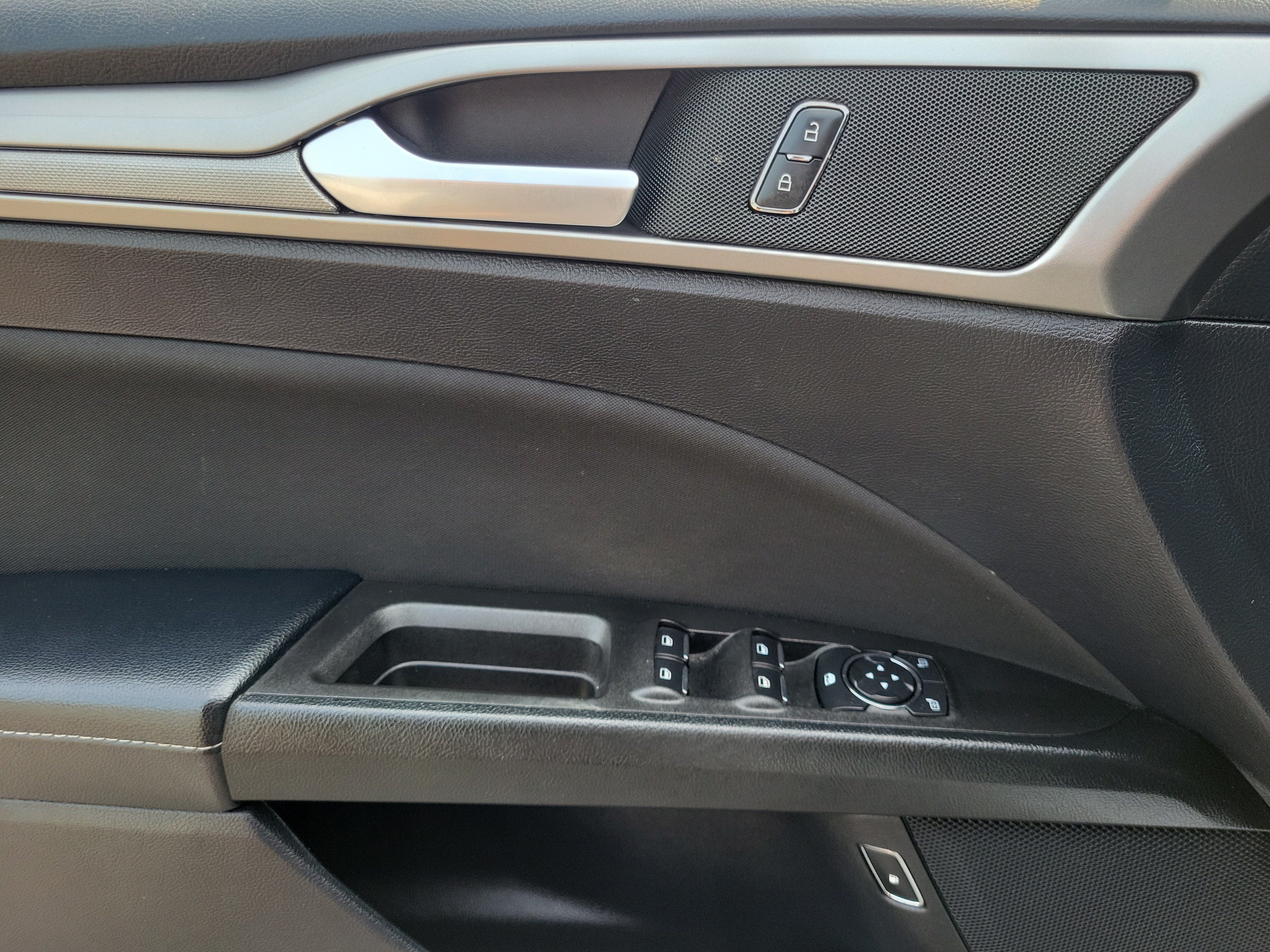 Used 2018 Ford Fusion SE FWD image 17