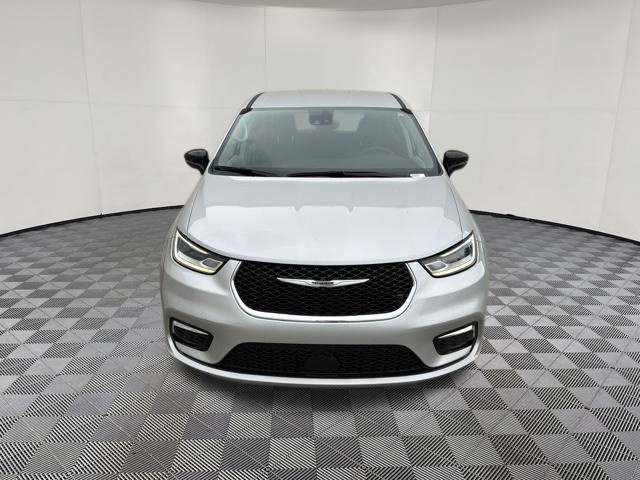 Used 2024 Chrysler Pacifica Touring-L FWD image 14