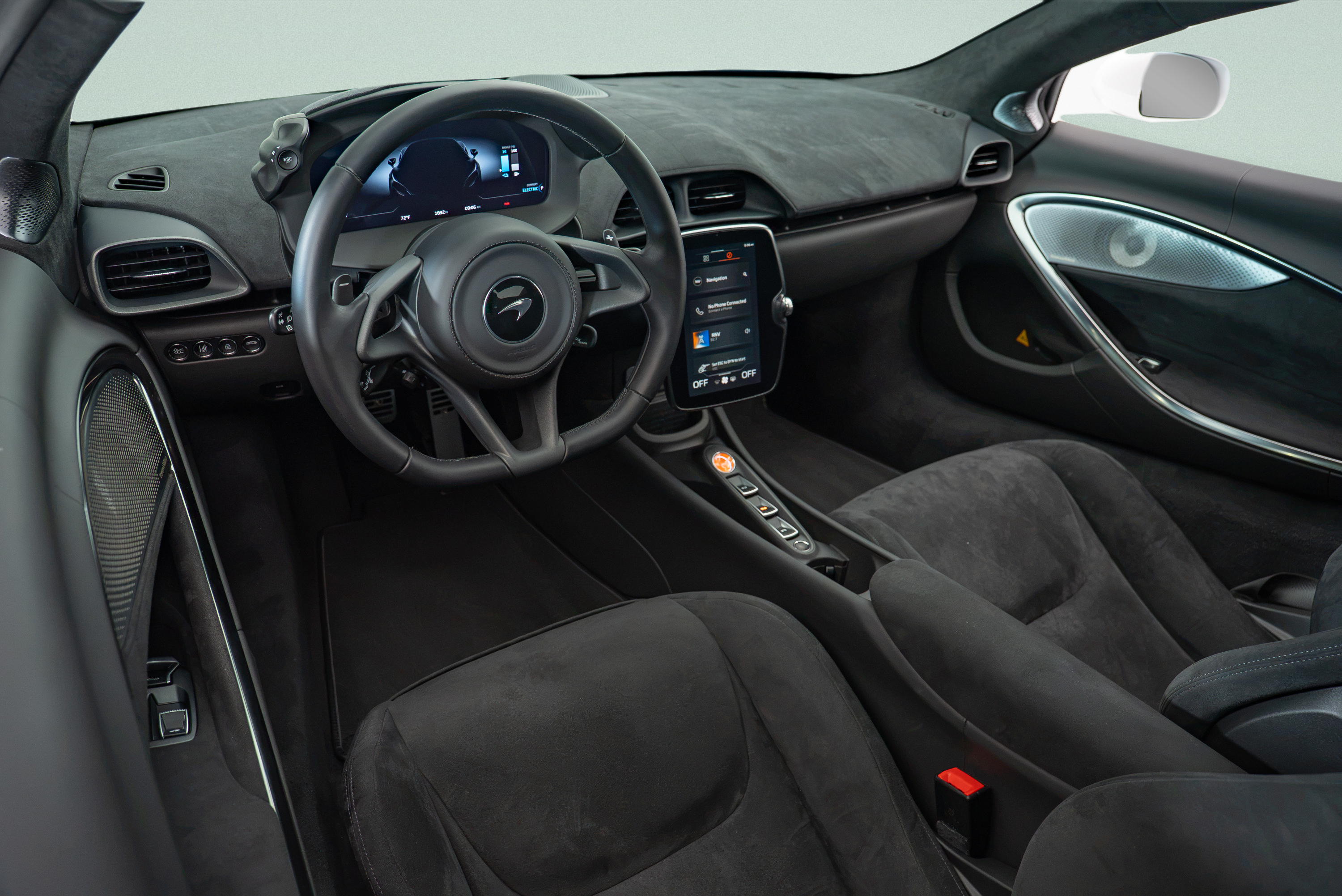 Used 2025 McLaren Artura RWD image 13