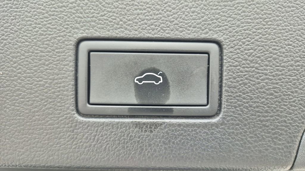 Used 2024 Volkswagen Atlas Cross Sport SE image 15