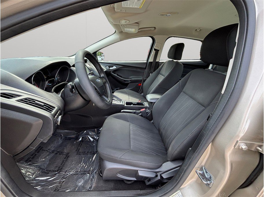 Used 2017 Ford Focus SE FWD image 2