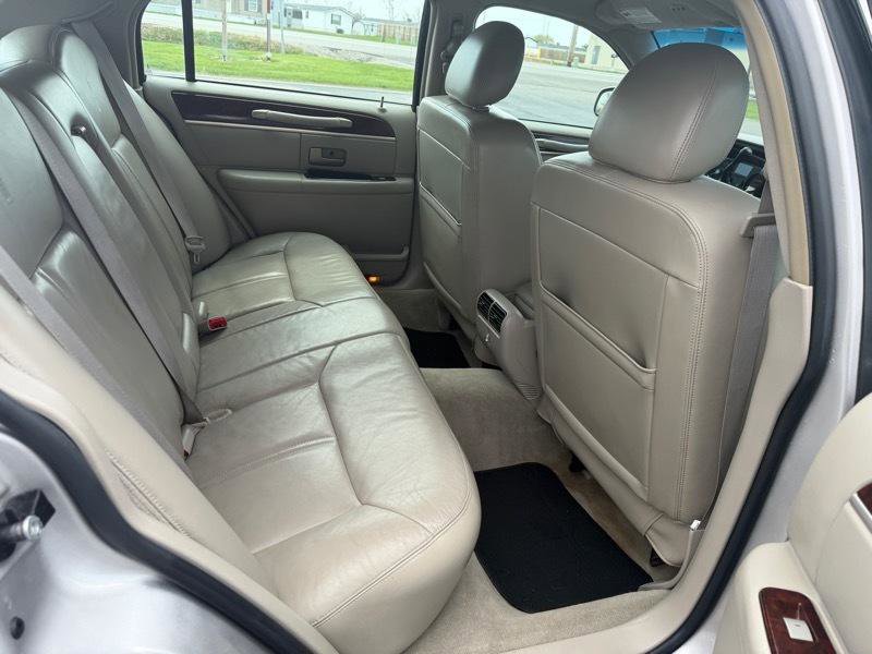 Used 2010 Lincoln Town Car Signature Limited image 5