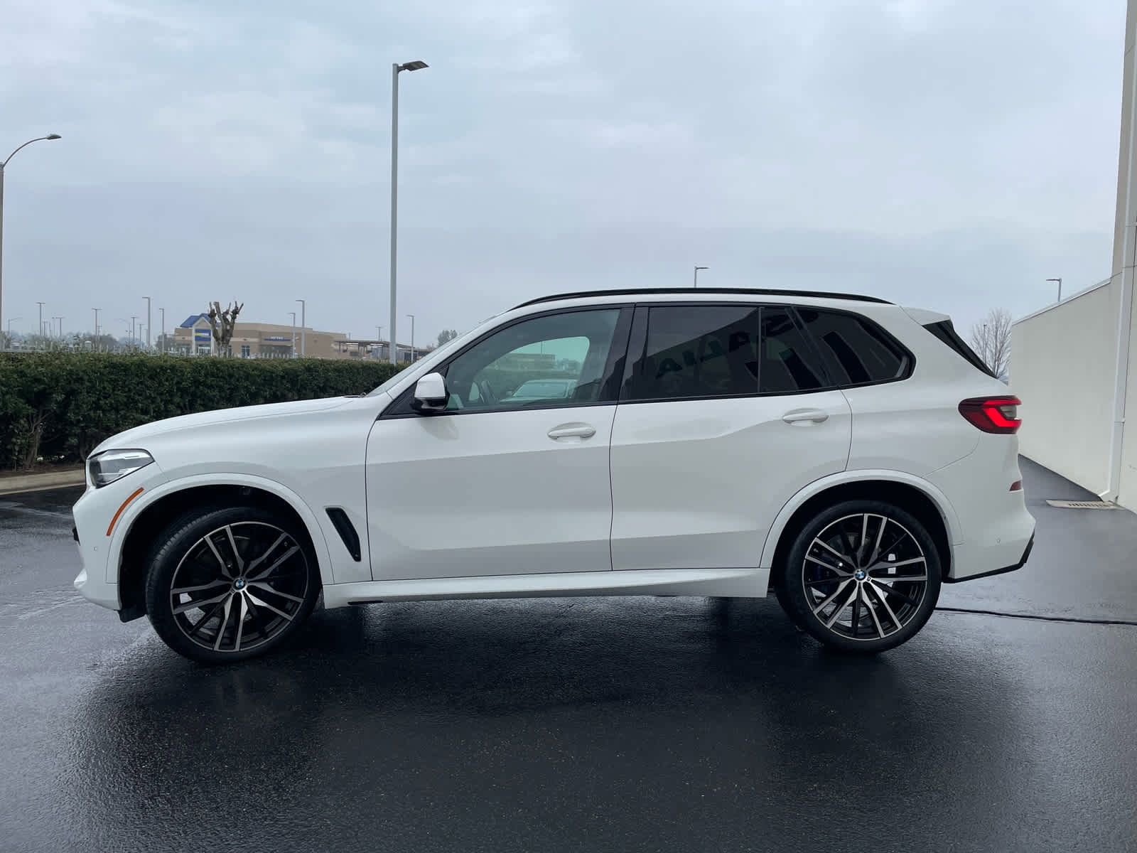 Used 2023 BMW X5 xDrive40i w/ M Sport Package image 3