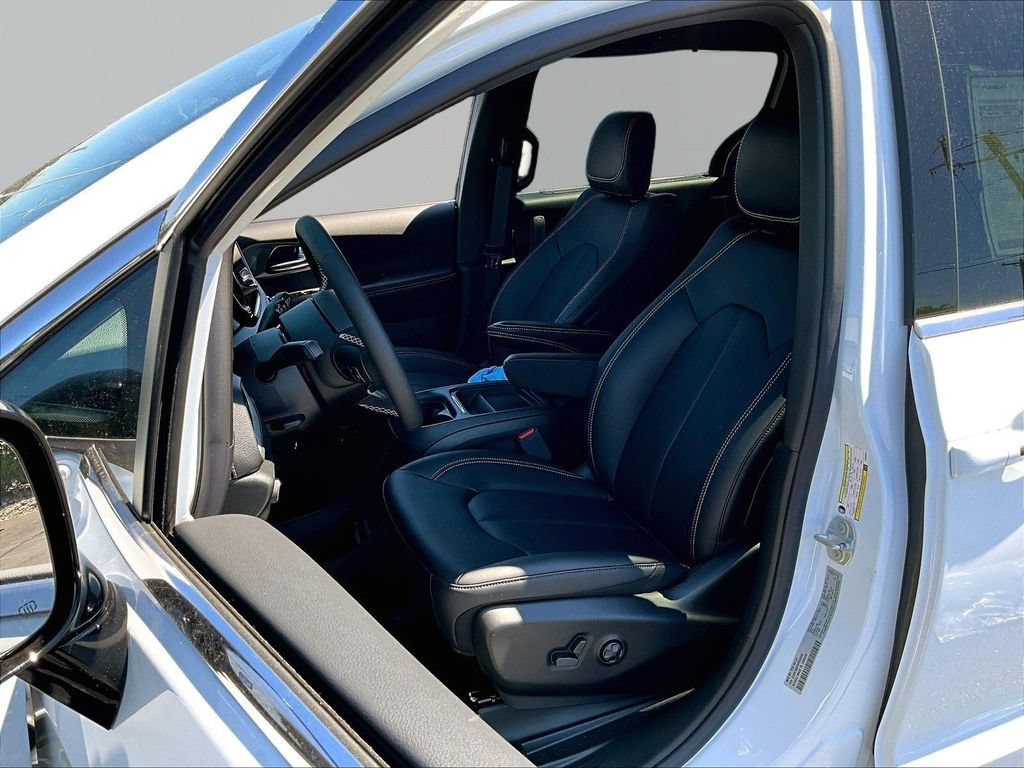 New 2027 Chrysler Pacifica Select w/ Family Tech Group AWD/4WD image 16