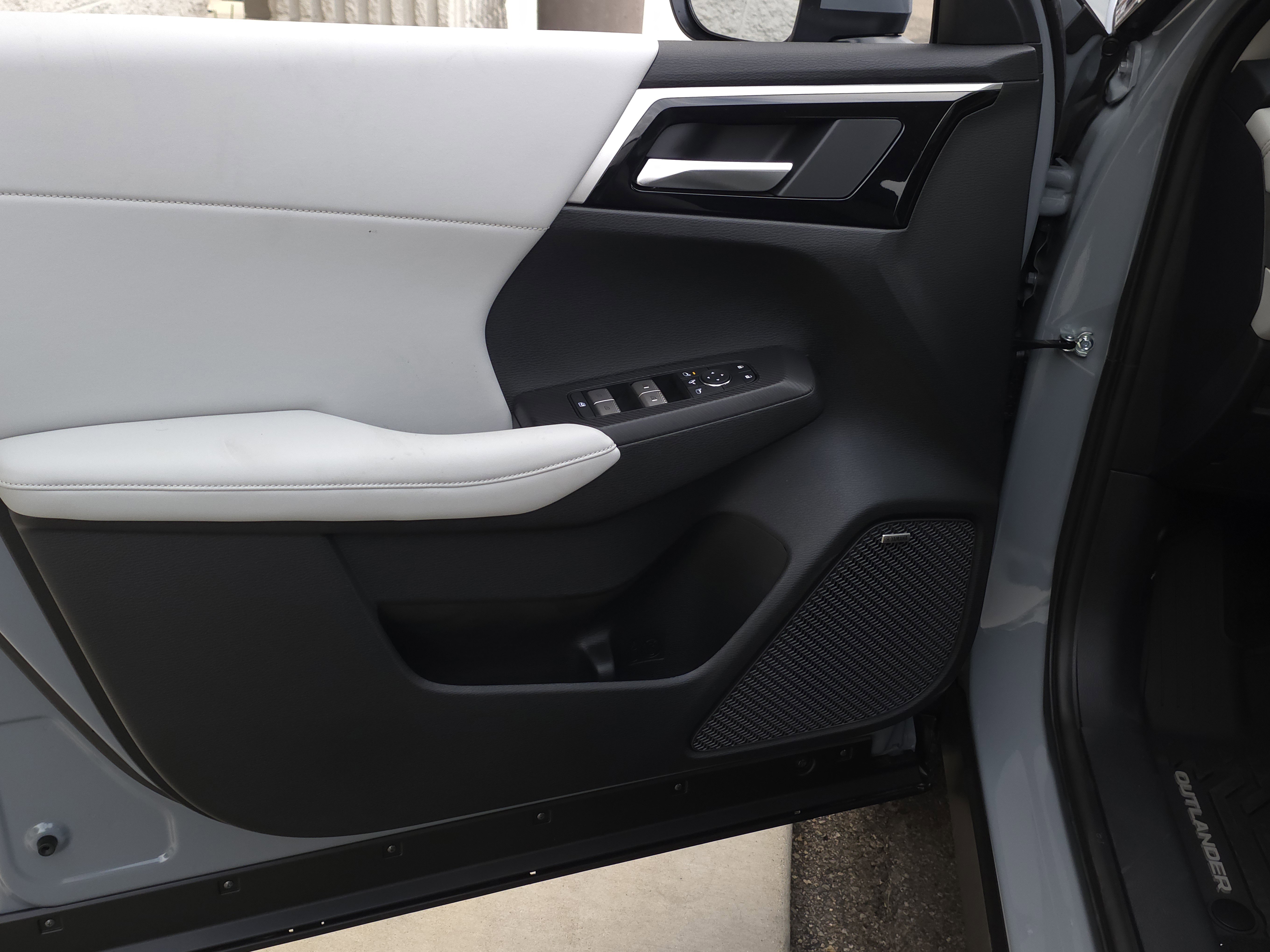 New 2025 Mitsubishi Outlander SE image 7