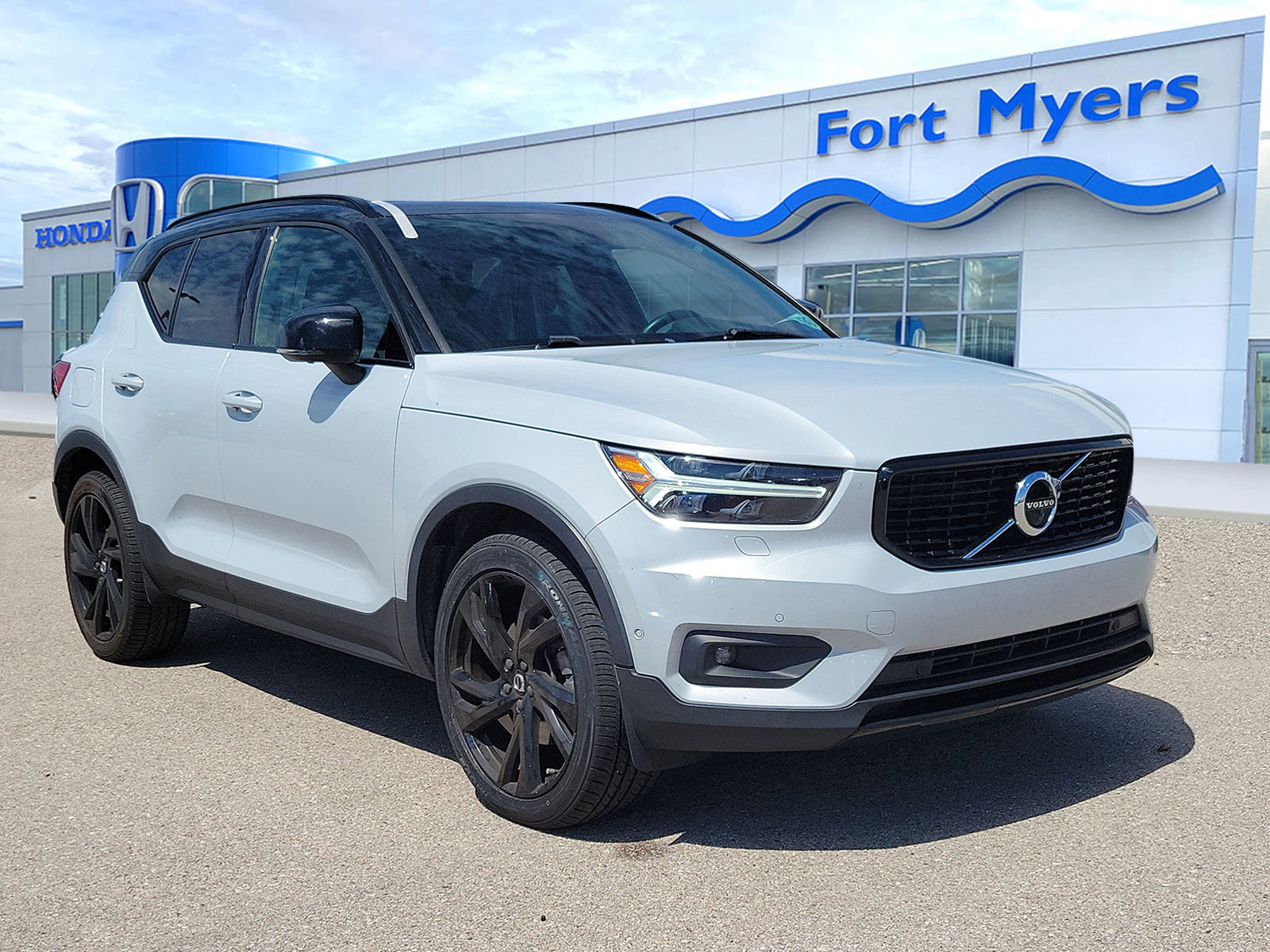 Used 2020 Volvo XC40 T4 R-Design w/ Protection Package Premier image 1
