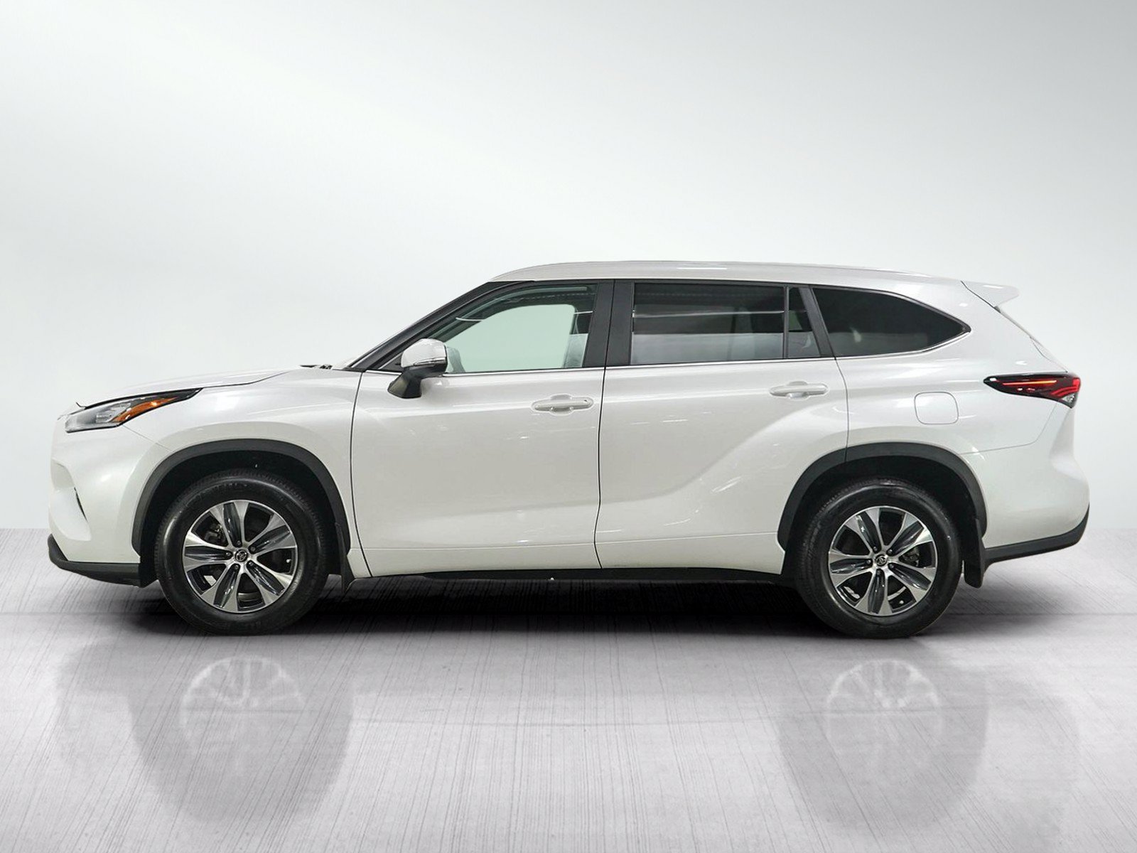 Used 2024 Toyota Highlander XLE AWD/4WD image 2