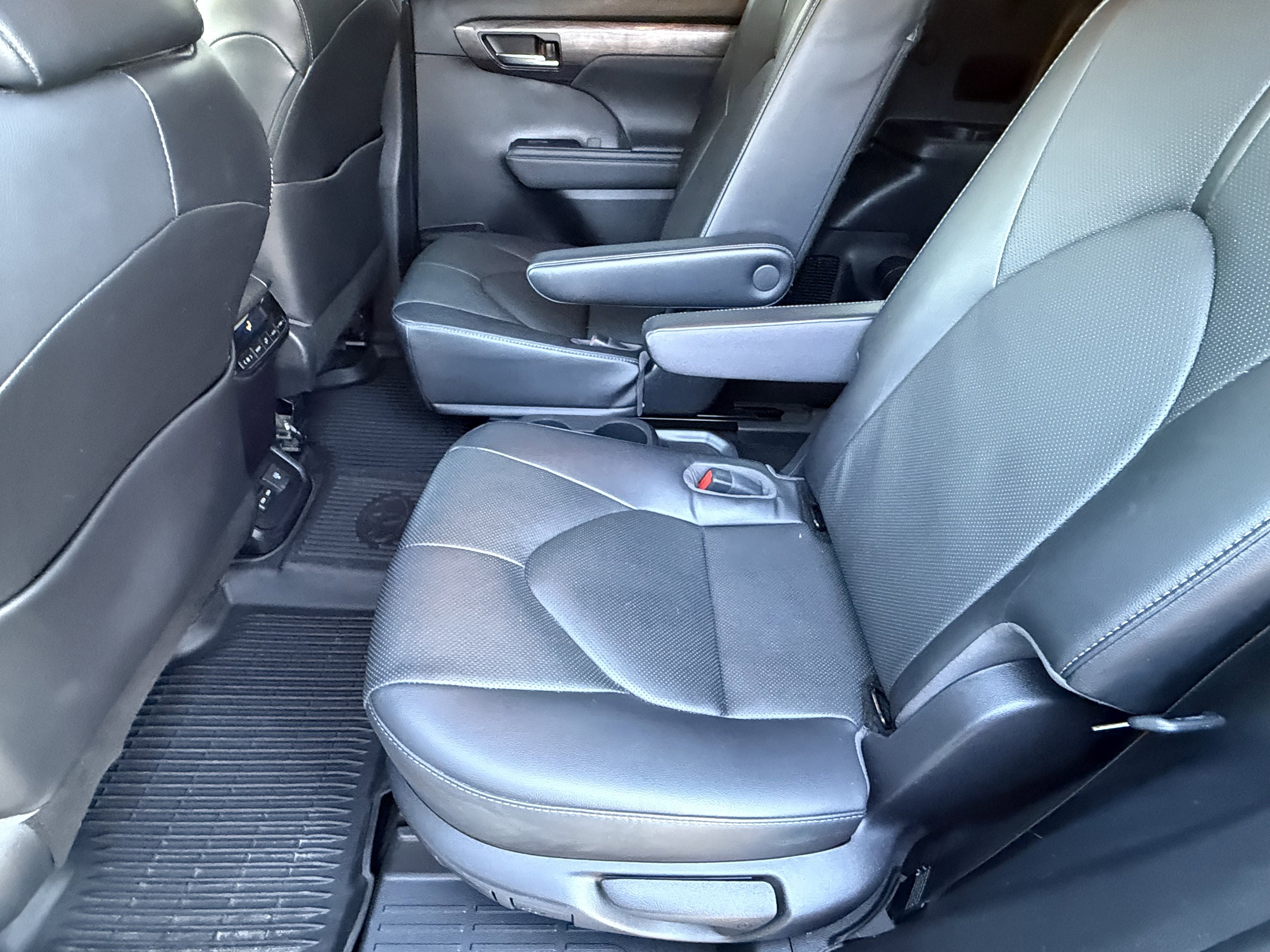 Used 2022 Toyota Highlander Limited image 17