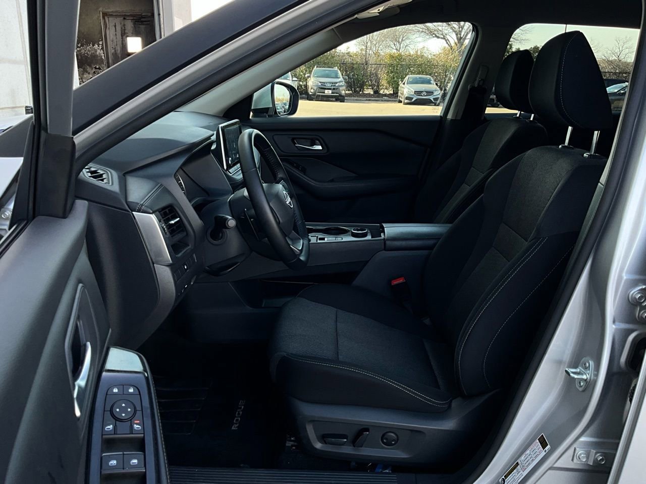Used 2025 Nissan Rogue SV image 10