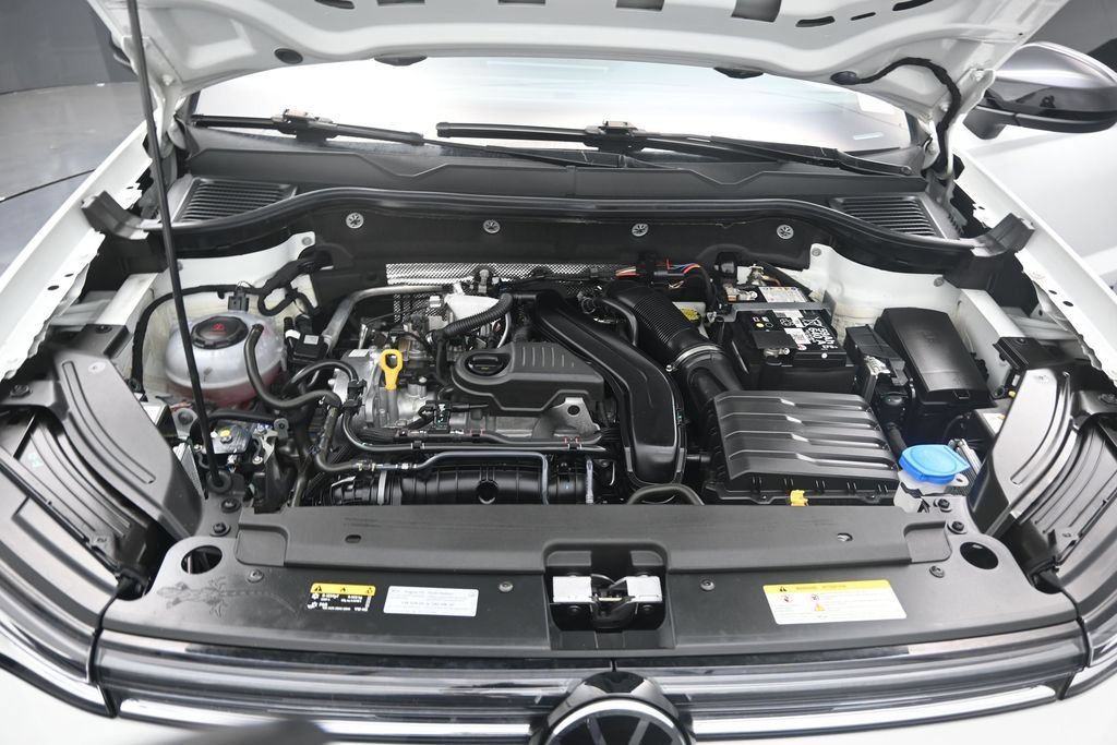 Used 2025 Volkswagen Taos SE FWD image 11