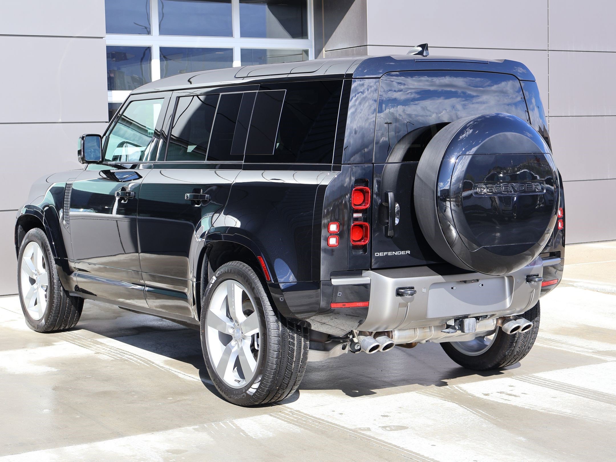 Used 2025 Land Rover Defender 110 X-Dynamic SE image 10