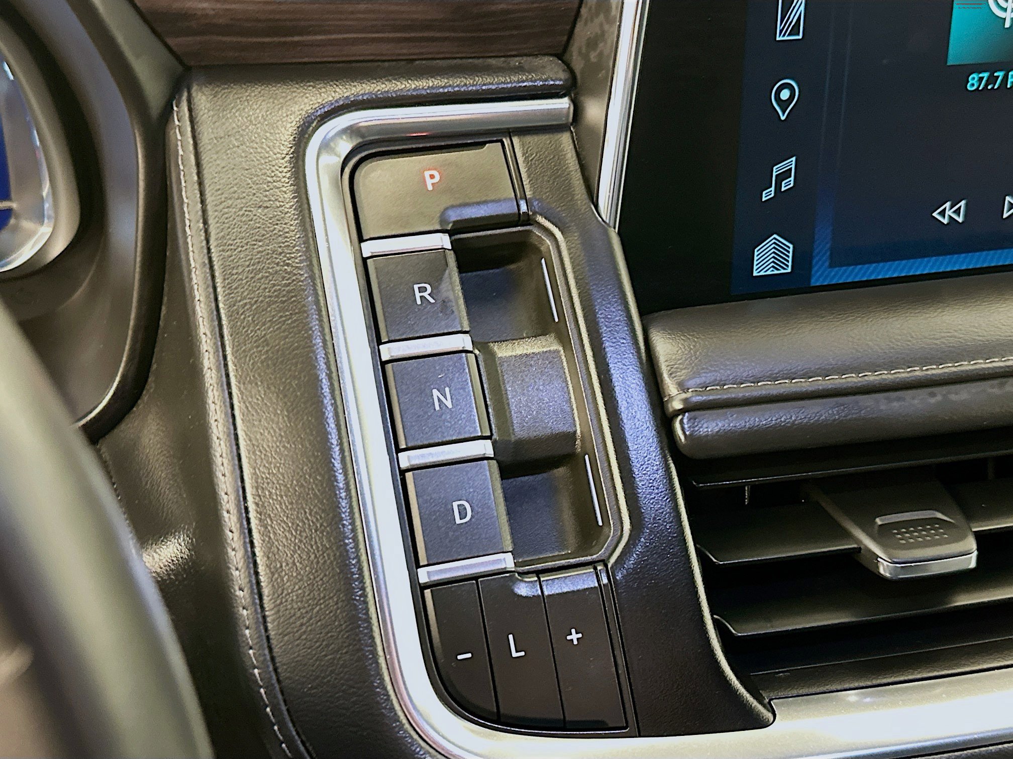 Used 2024 Chevrolet Suburban LT image 25