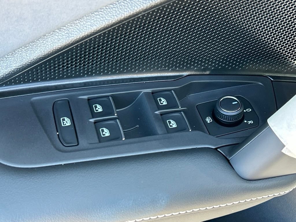 New 2026 Volkswagen Tiguan SE FWD image 19