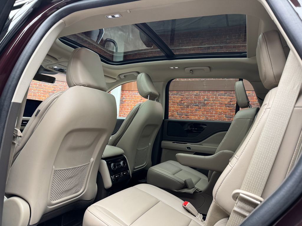 Used 2023 Lincoln Aviator AWD w/ Premium Package image 3