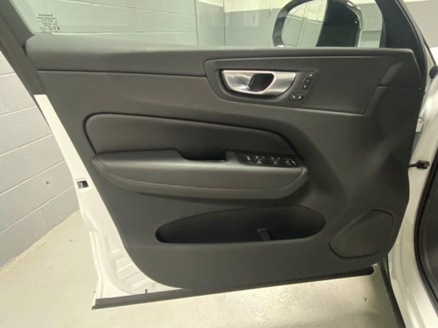 Used 2025 Volvo XC60 B5 Plus AWD/4WD image 7