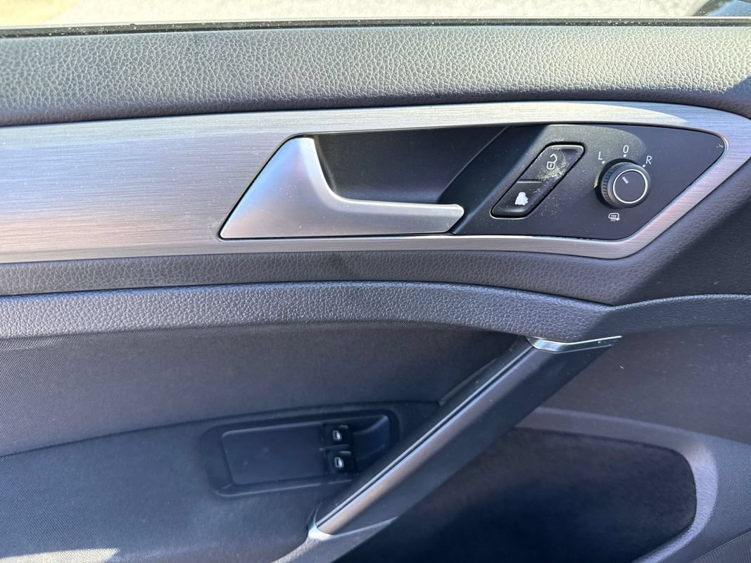 Used 2015 Volkswagen Golf Launch Edition FWD image 16