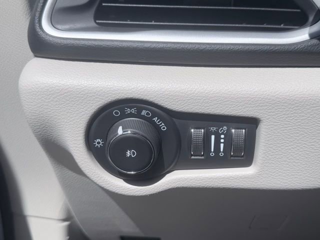 Used 2024 Chrysler Pacifica Touring-L image 21