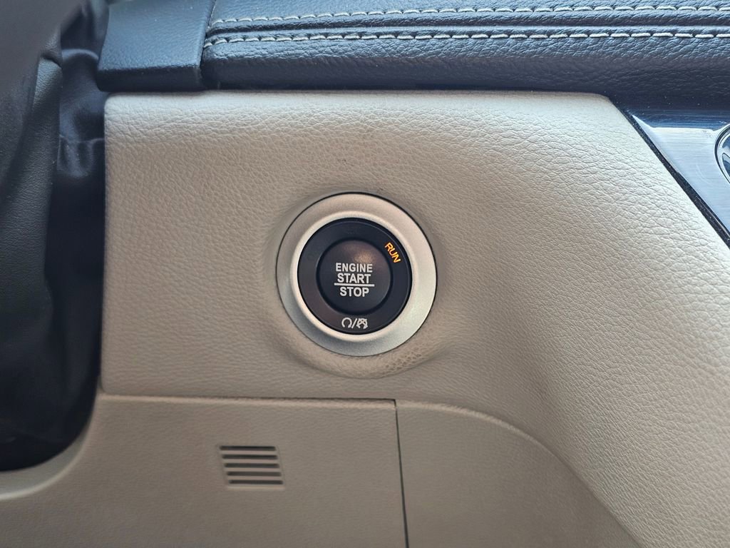 Used 2024 Chrysler Pacifica Limited FWD image 26