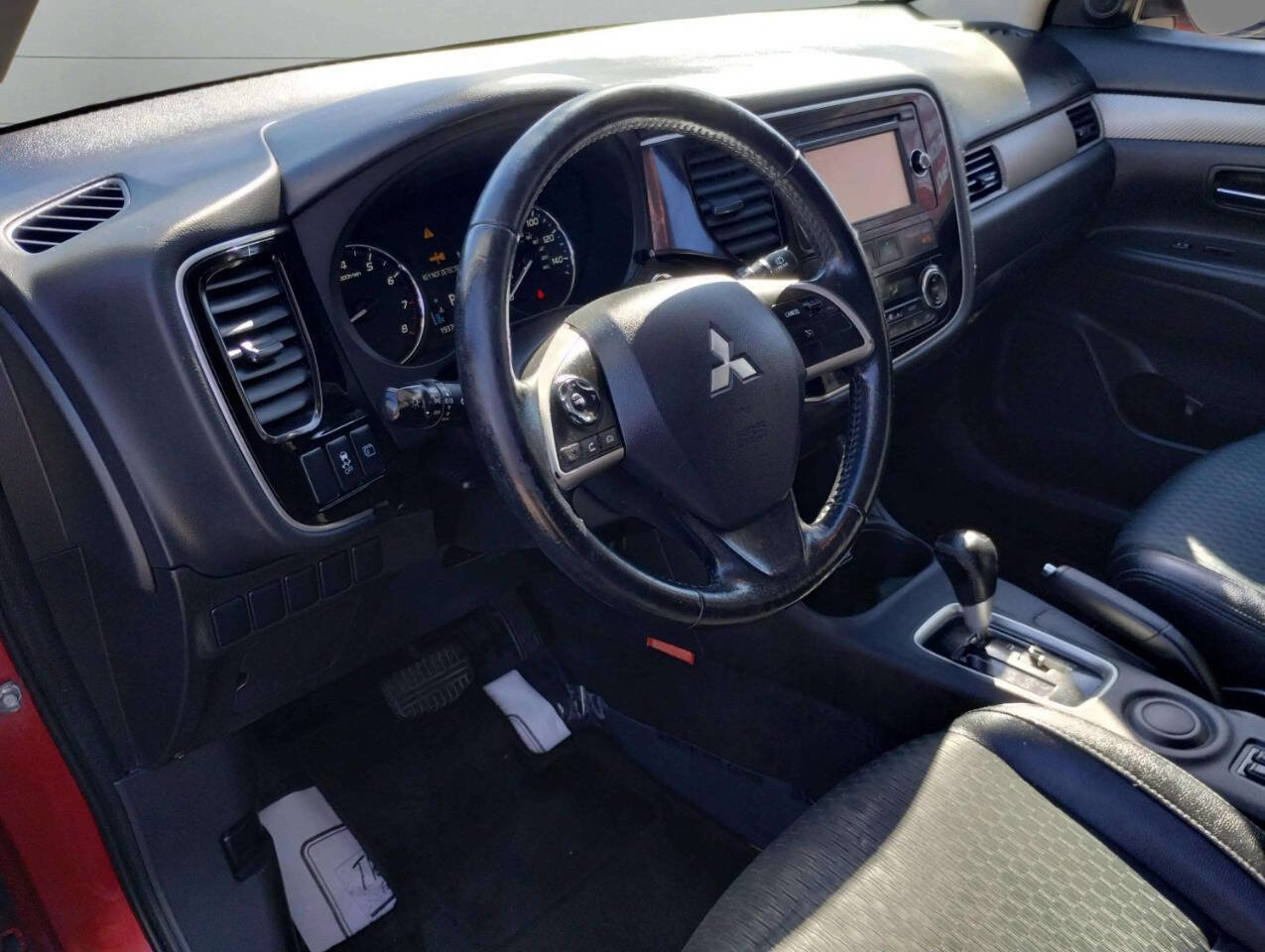 Used 2015 Mitsubishi Outlander SE image 15